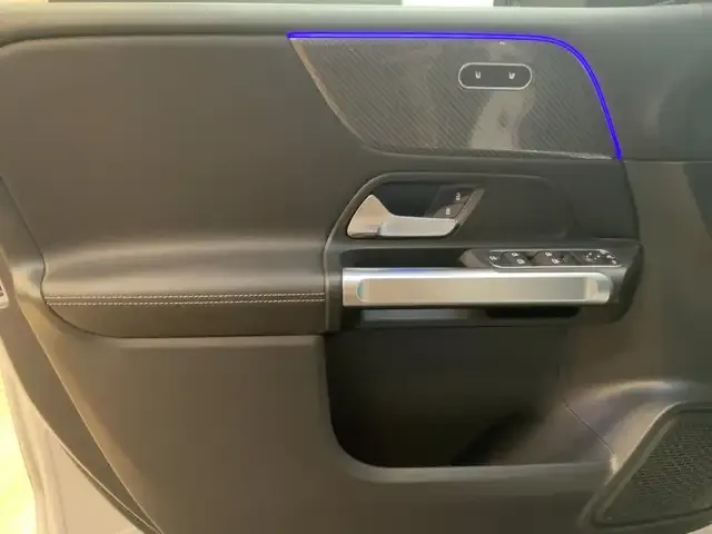 Mercedes-Benz GLB 220