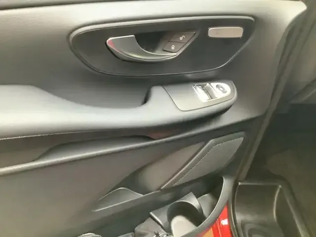 Mercedes-Benz V 220