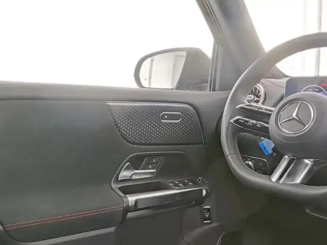 Mercedes-Benz EQB 300