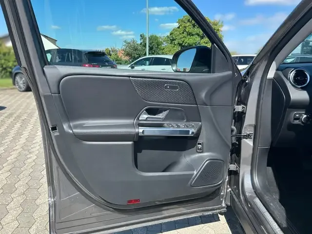 Mercedes-Benz GLB 220