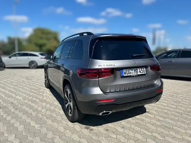 Mercedes-Benz GLB 220