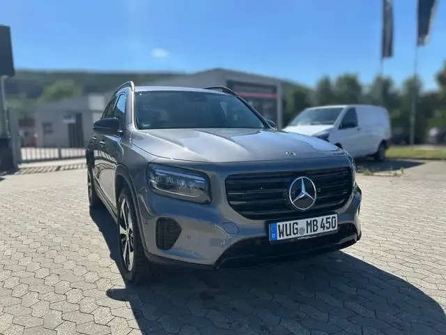 Mercedes-Benz GLB 220