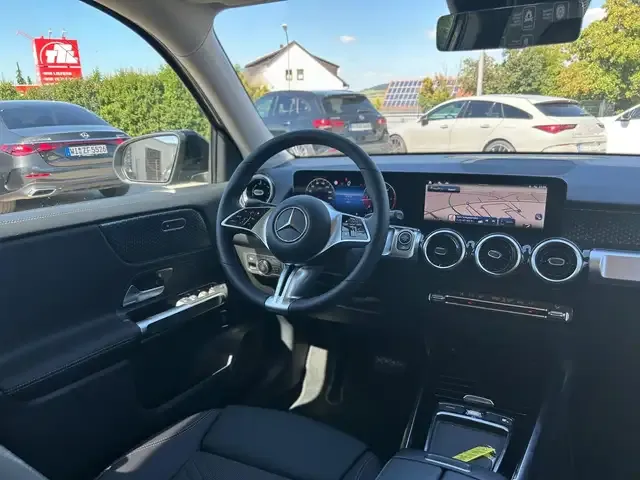 Mercedes-Benz GLB 220