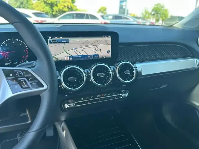 Mercedes-Benz GLB 220