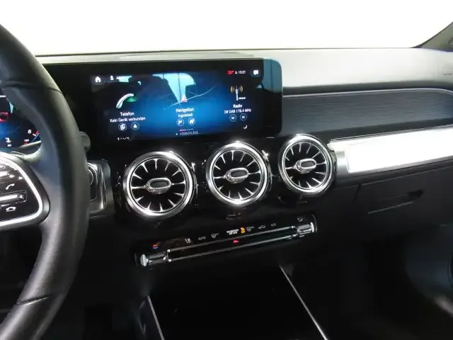 Mercedes-Benz GLB 220