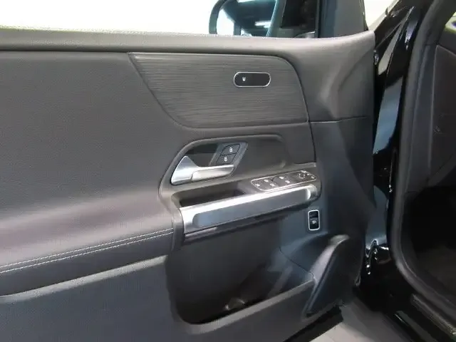 Mercedes-Benz GLB 220