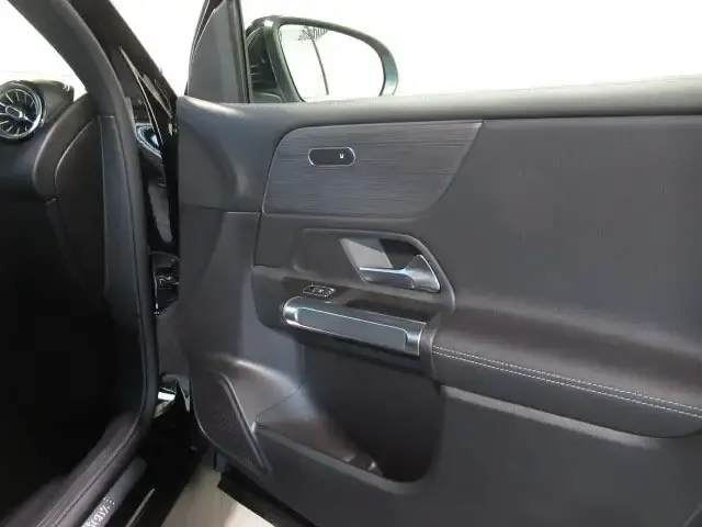 Mercedes-Benz GLB 220