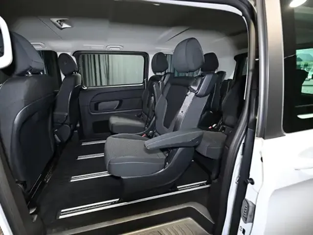 Mercedes-Benz V 220