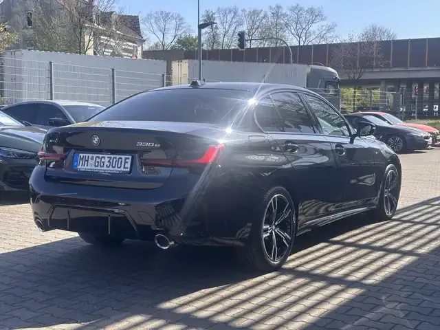 BMW 330