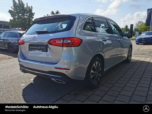 Mercedes-Benz B 180