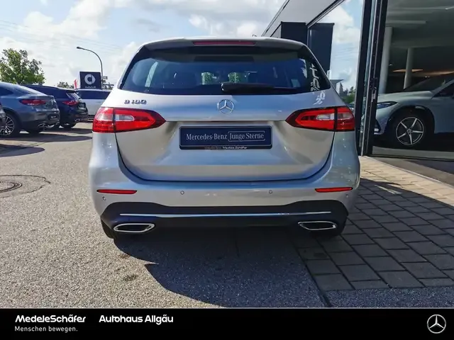 Mercedes-Benz B 180