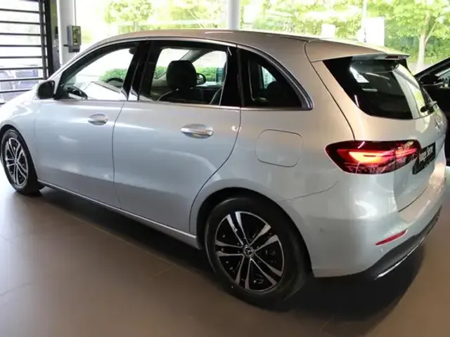 Mercedes-Benz B 180