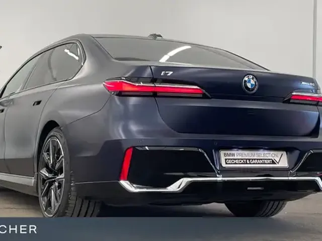 BMW i7