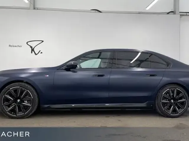 BMW i7