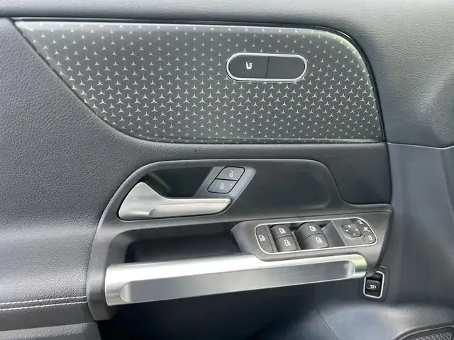 Mercedes-Benz GLB 220