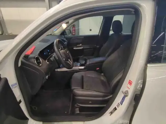 Mercedes-Benz GLB 220