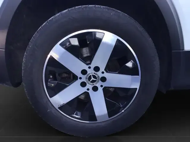 Mercedes-Benz GLB 220