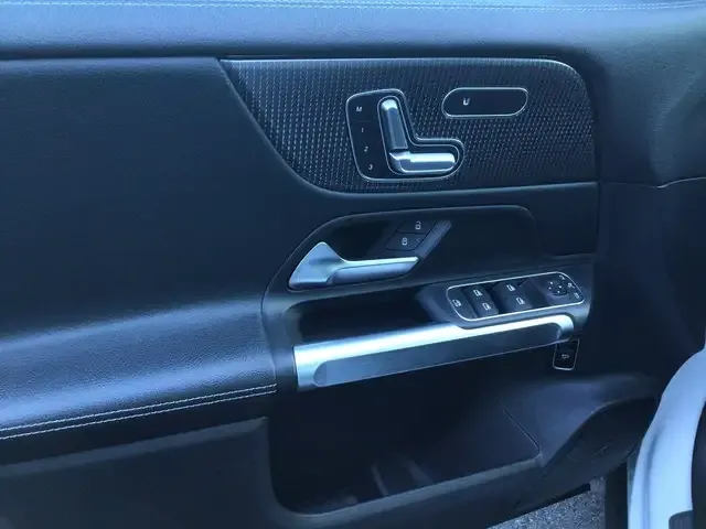 Mercedes-Benz GLB 220