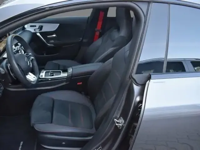 Mercedes-Benz CLA 35 AMG