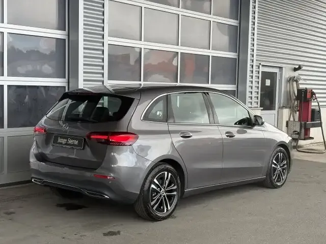 Mercedes-Benz B 180