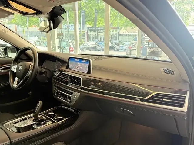 BMW 740