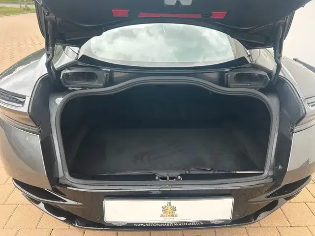 Aston Martin DB11