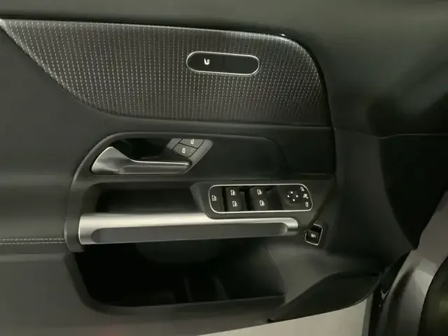 Mercedes-Benz GLB 220