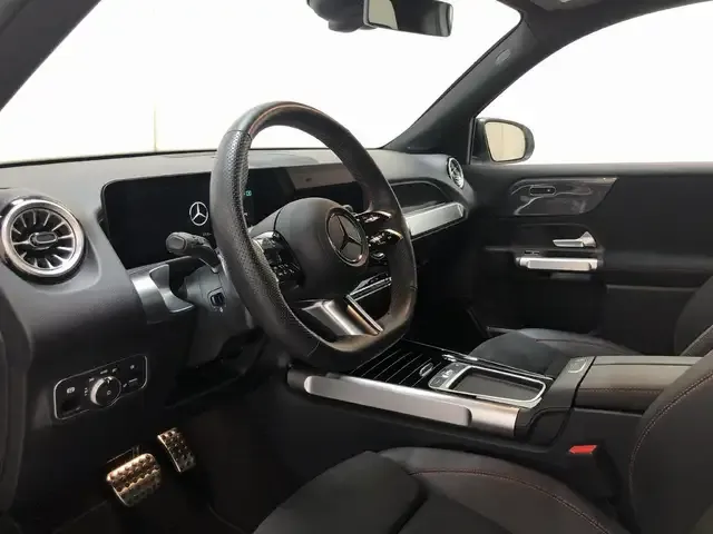 Mercedes-Benz GLB 220