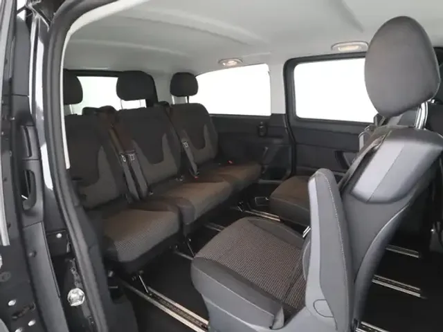 Mercedes-Benz V 220