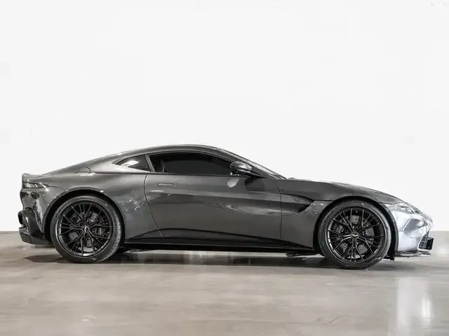 Aston Martin V8
