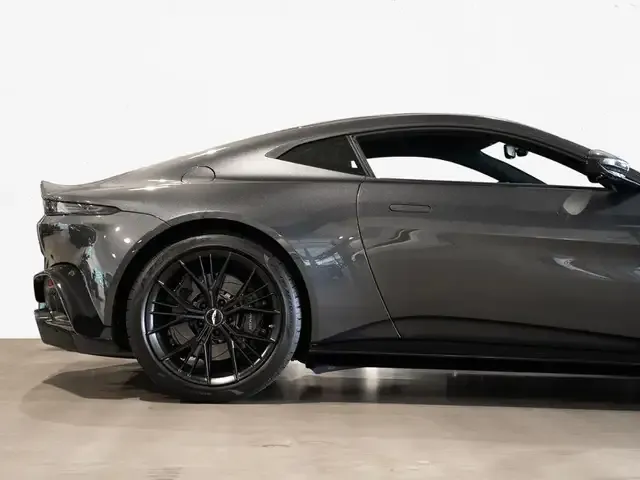 Aston Martin V8