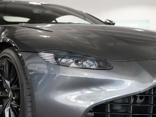 Aston Martin V8