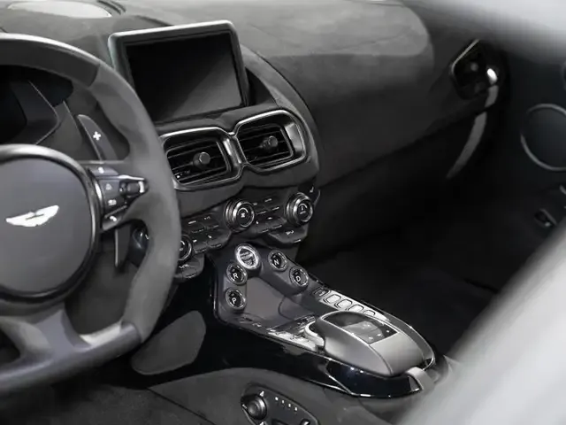 Aston Martin V8