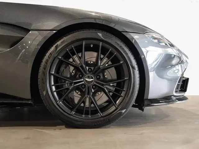 Aston Martin V8