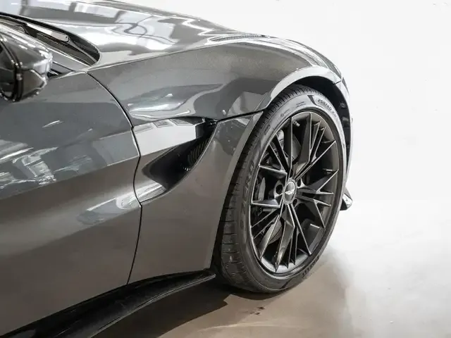 Aston Martin V8