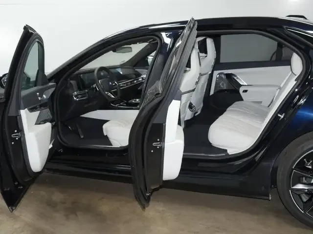 BMW i7