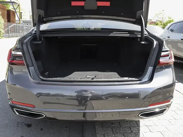 BMW 745