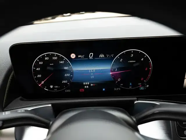 Mercedes-Benz GLB 220