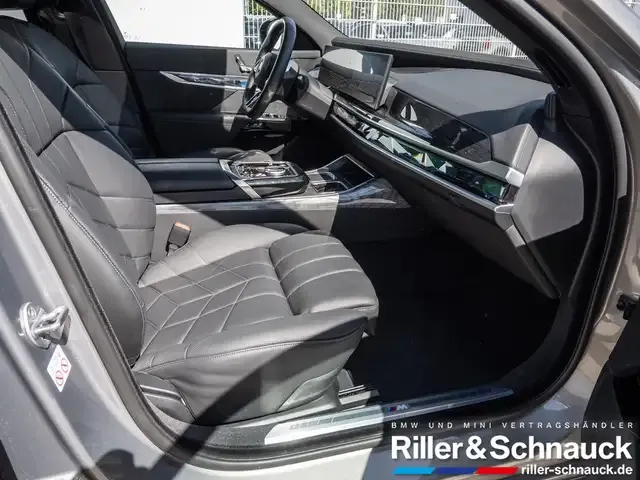 BMW i7