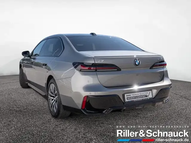 BMW i7