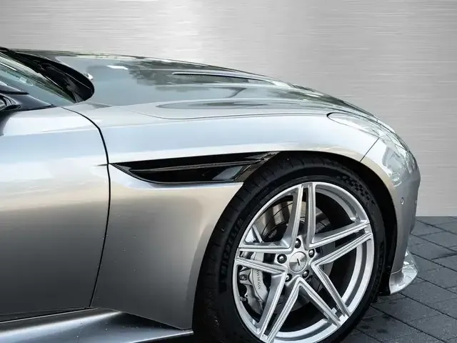 Aston Martin DB12
