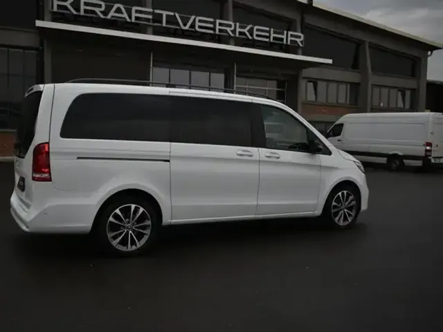 Mercedes-Benz V 220