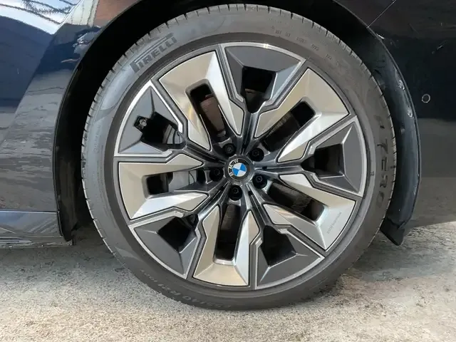 BMW i7