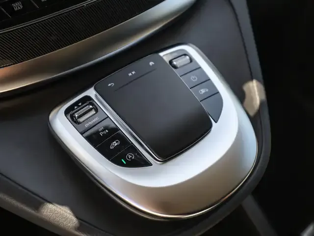 Mercedes-Benz V 220