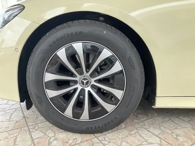 Mercedes-Benz E 200