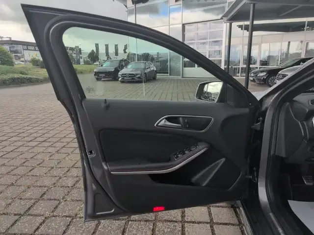 Mercedes-Benz GLA 180