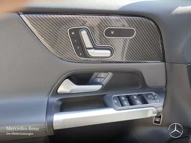 Mercedes-Benz GLB 220