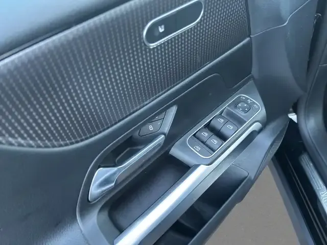 Mercedes-Benz GLB 220