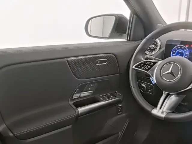 Mercedes-Benz EQA 300