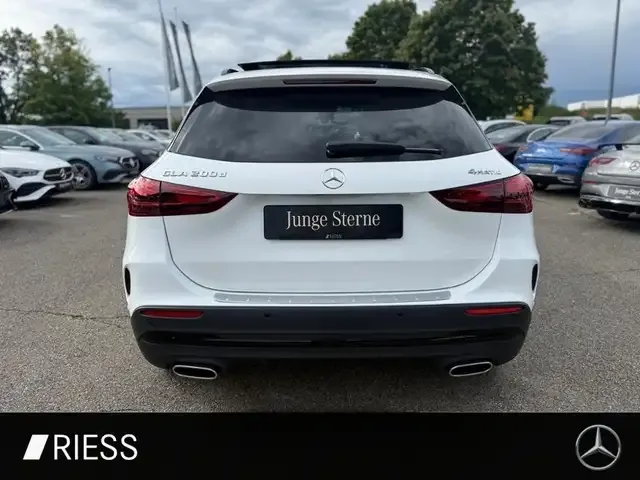 Mercedes-Benz GLA 200